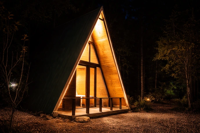 Luxury A-frame cottage stay in Jibhi at Nirvana Tandi