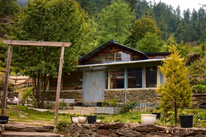 Book peaceful cottage stay in Jibhi Himachal