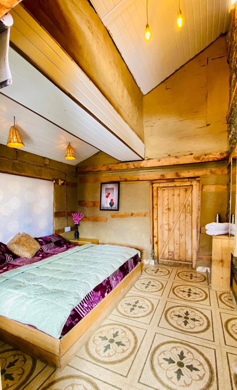 Spacious bedroom in two-room family cottage in Jibhi