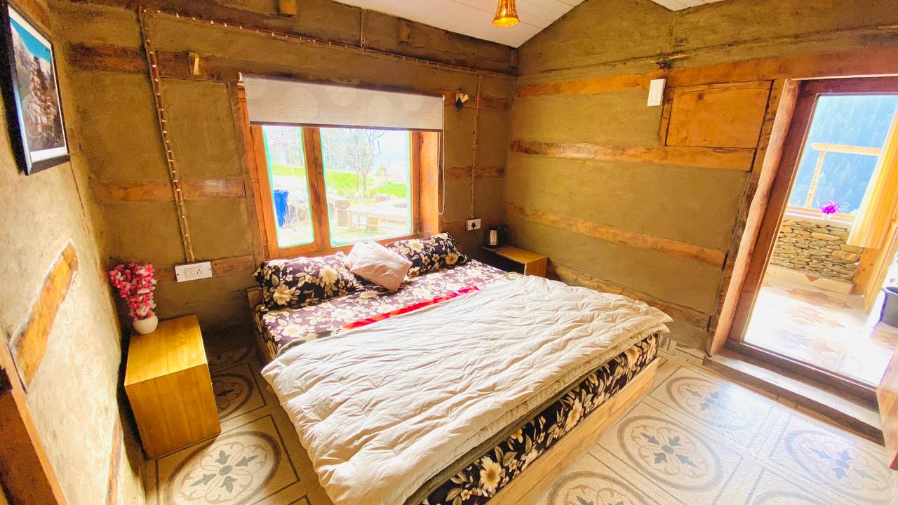 Spacious bedroom in two-room family cottage in Jibhi