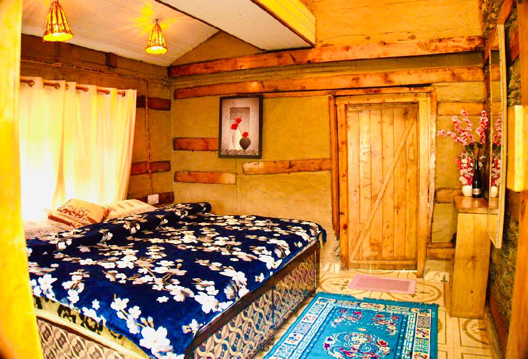 Spacious bedroom in two-room family cottage in Jibhi