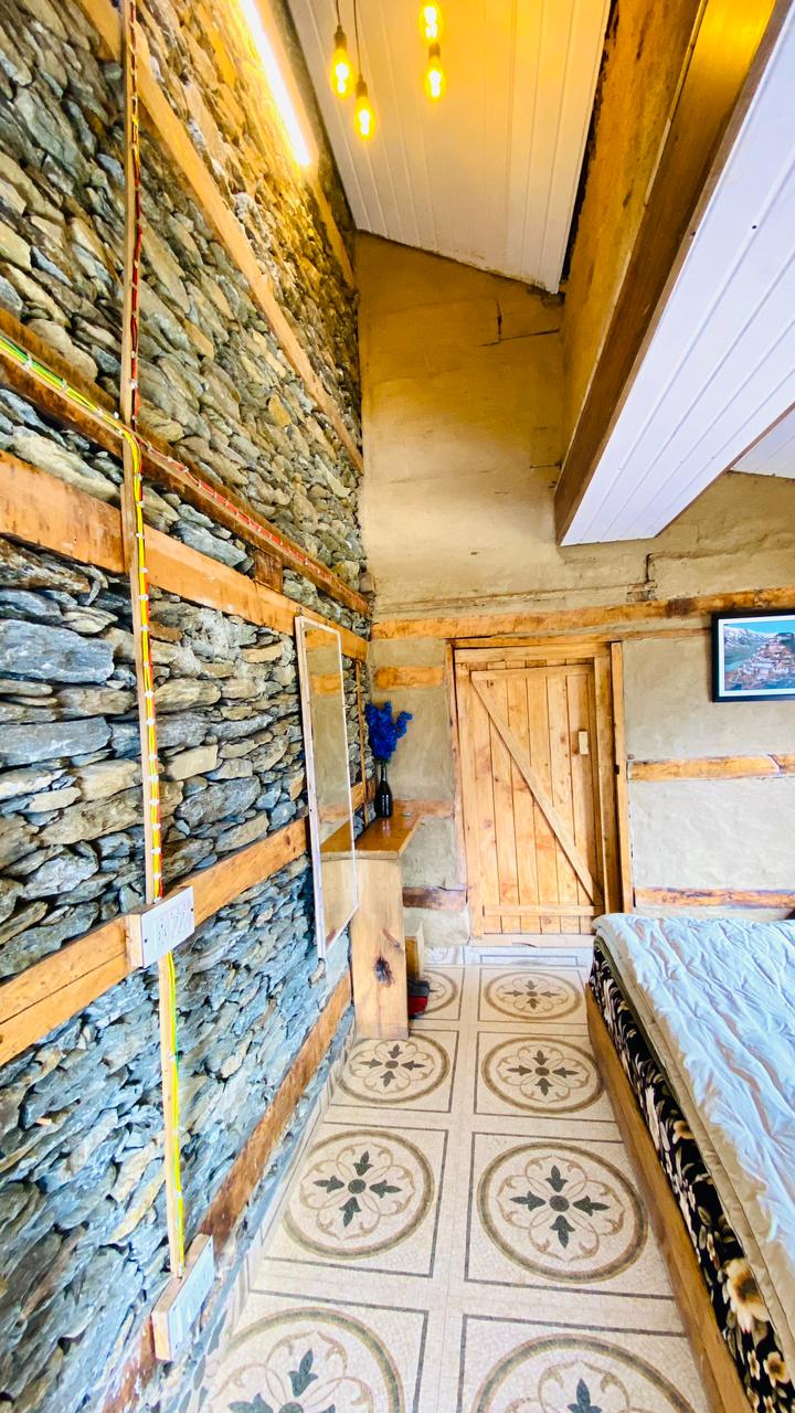 Spacious bedroom in two-room family cottage in Jibhi