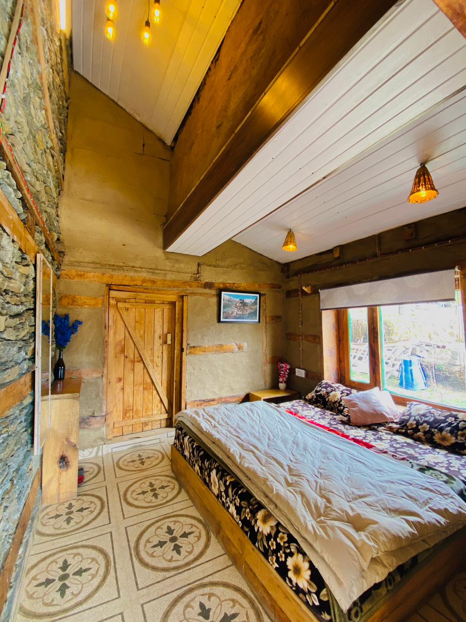 Spacious bedroom in two-room family cottage in Jibhi