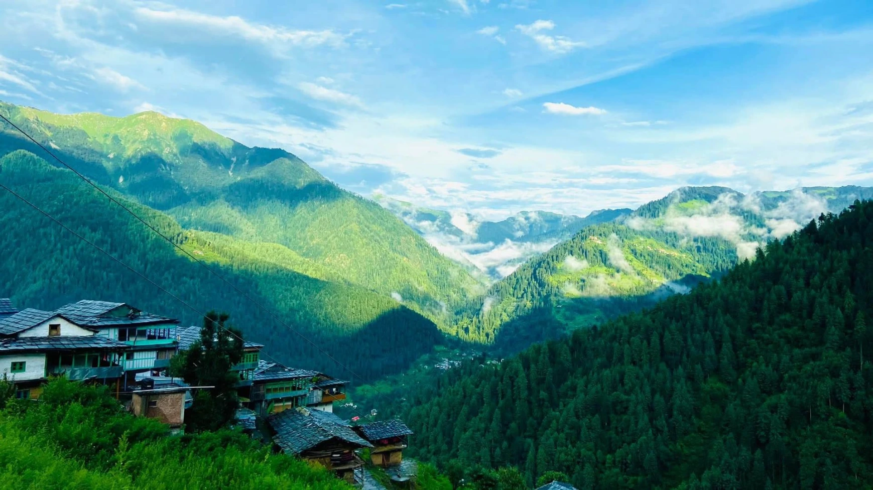 Green mountain surroundings near two-room cottage in Jibhi